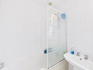 Main bathroom 1st Fl.- click for photo gallery